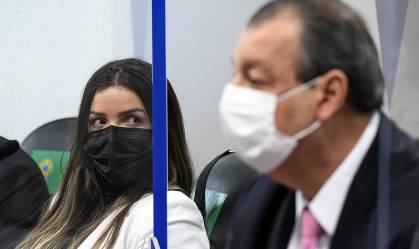 Diretora técnica da Precisa Emanuela Medrades e o presidente da CPI, Omar Aziz