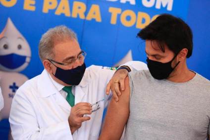 Ministro da Saúde, Marcelo Queiroga (à esq.) vacina Fábio Faria, ministro das Co