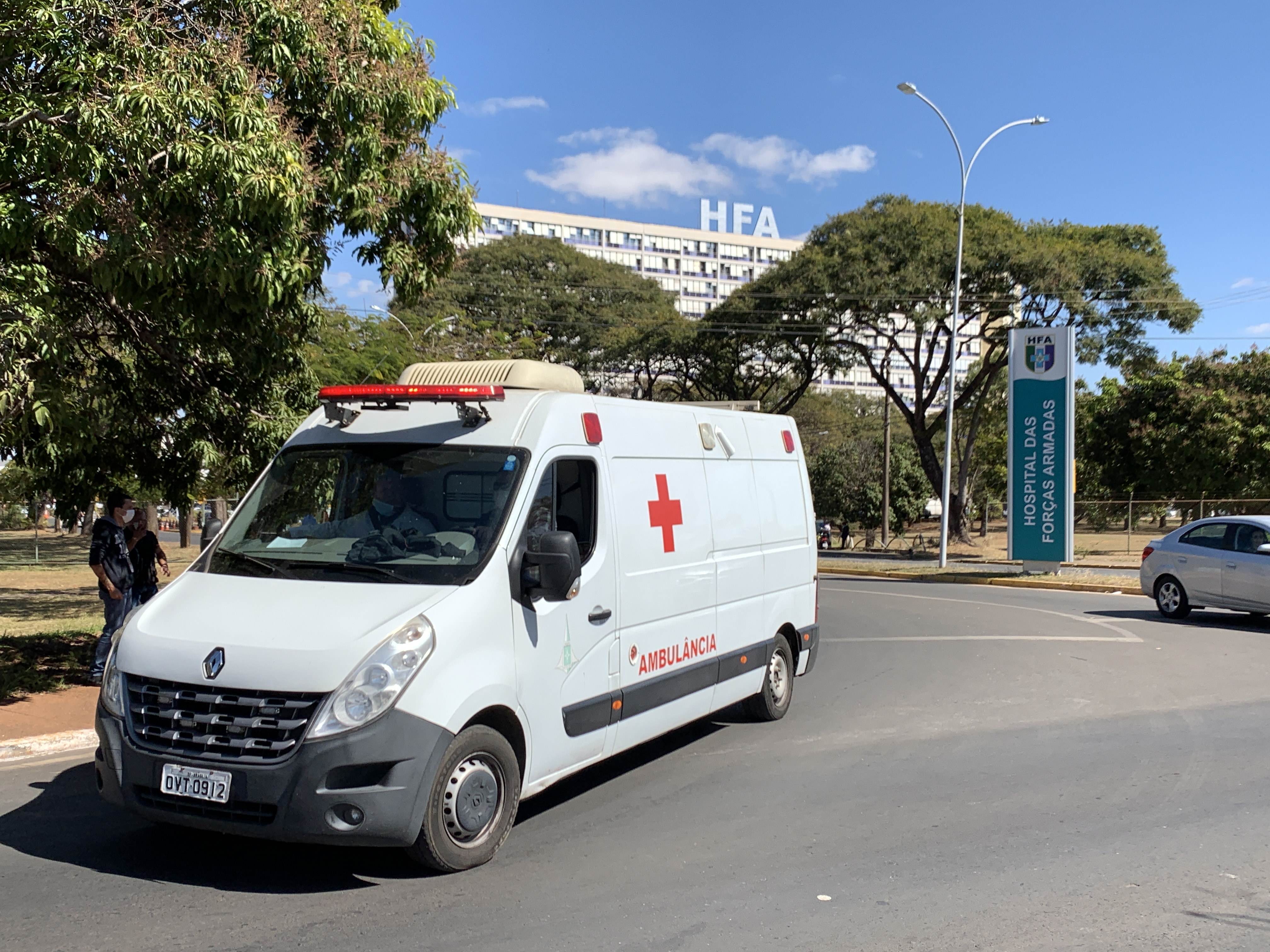 Ambulância deixa o Hospital das Forças Armadas, em Brasília