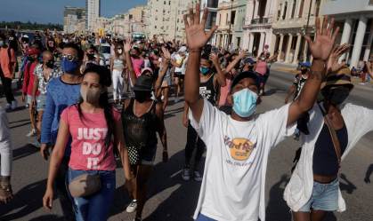 Manifestantes protestam contra o governo cubano em Havana 