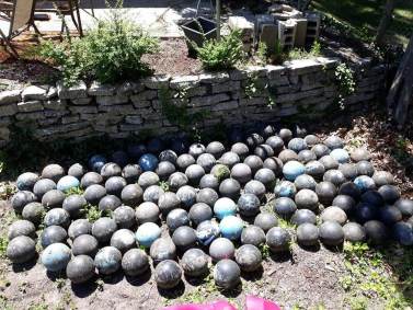 Mais de 150 bolas de boliche foram encontradas sob solo de casa em Michigan/Davi