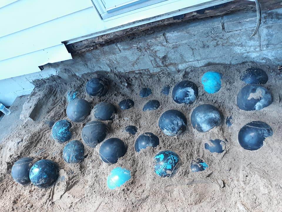 Mais de 150 bolas de boliche foram encontradas sob solo de casa em Michigan/Davi Mais de 150 bolas de boliche foram encontradas sob solo de casa em Michigan/Davi