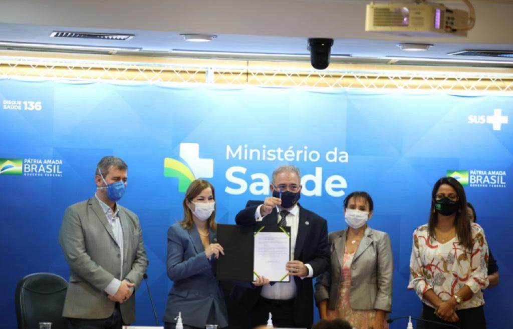 Ministro da Saúde, Marcelo Queiroga, assina a portaria que institui o Plano Naci