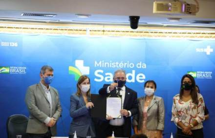 Ministro da Saúde, Marcelo Queiroga, assina a portaria que institui o Plano Naci