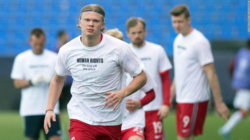 Durante 2021, houve preocupações com a Copa do Mundo de 2022 entre os jogadores em campo. O atacante norueguês Erling Braut Haaland usa uma camiseta com o slogan “Direitos humanos, dentro e fora do campo” enquanto se aquece antes da partida •