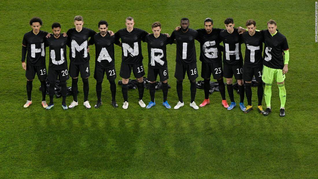 Jogadores da Alemanha vestem camisetas com os dizeres “Direitos Humanos” Jogadores da Alemanha vestem camisetas com os dizeres “Direitos Humanos”