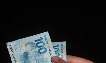 Notas de 100 reais / dinheiro