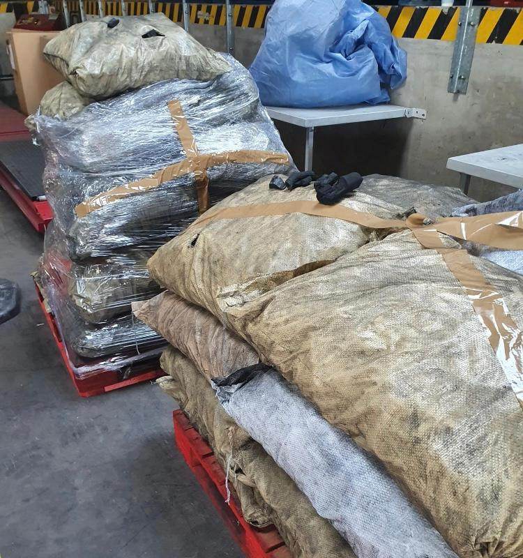 Investigadores irlandeses trabalharam com seus colegas holandeses em uma operaçã Investigadores irlandeses trabalharam com seus colegas holandeses em uma operaçã