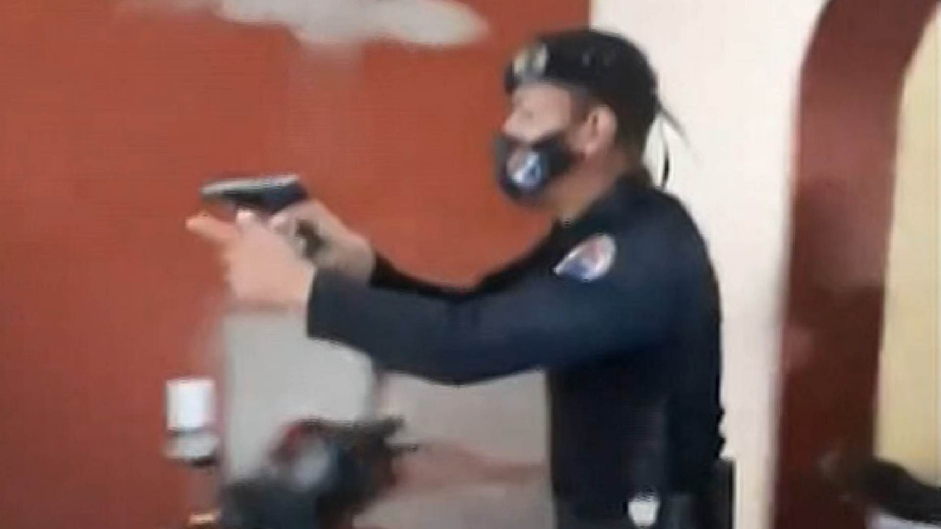 Policial em residência de mulher cubana que denunciou ação violenta