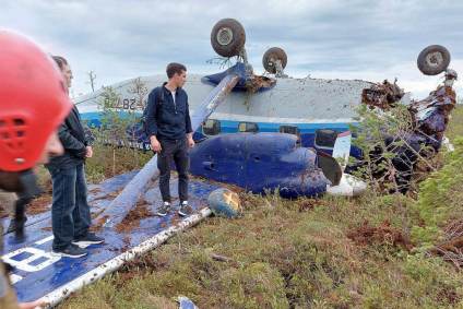 Avião russo consegue fazer pouso de emergência e 19 passageiros sobrevivem