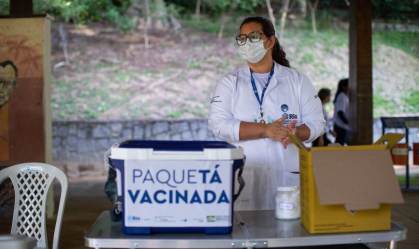 Enfermeira na campanha de vacinação contra a Covid-19 na Ilha de Paquetá