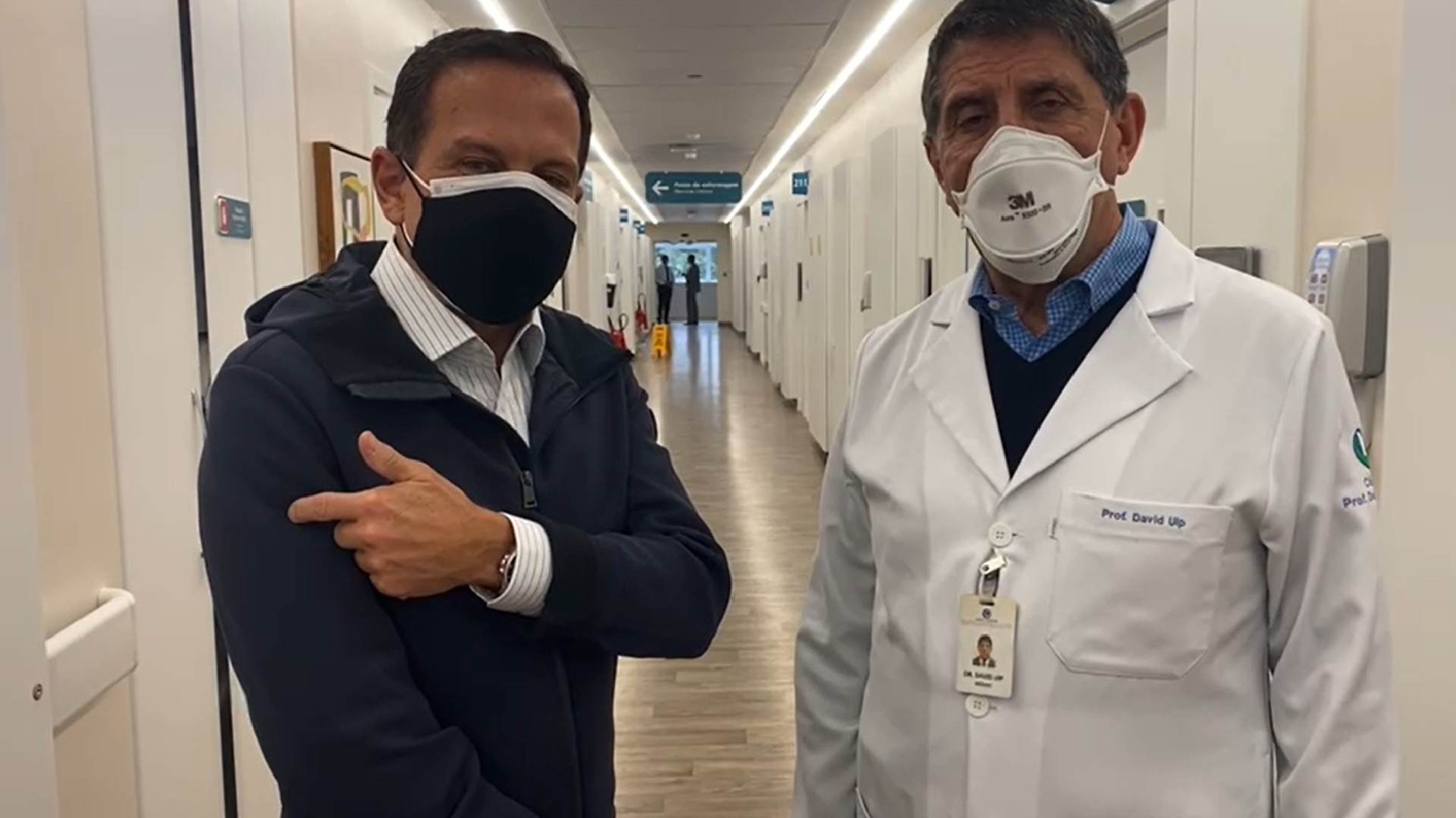 O governador João Doria ao lado do infectologista David Uip