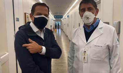 O governador João Doria ao lado do infectologista David Uip