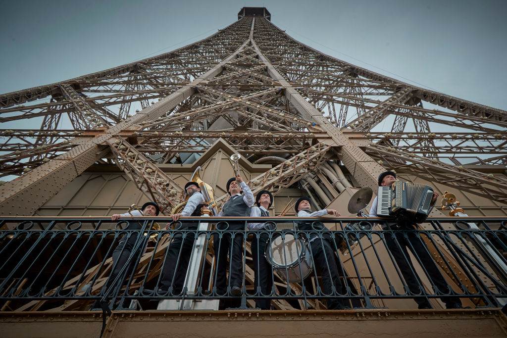 Banda toca na reabertura da Torre Eiffel a turistas