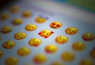Negacionismo, emoji: país tem mais de mil novas palavras em vocabulário oficial