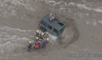 Família é resgatada nos EUA após ficar ilhada em enchente 