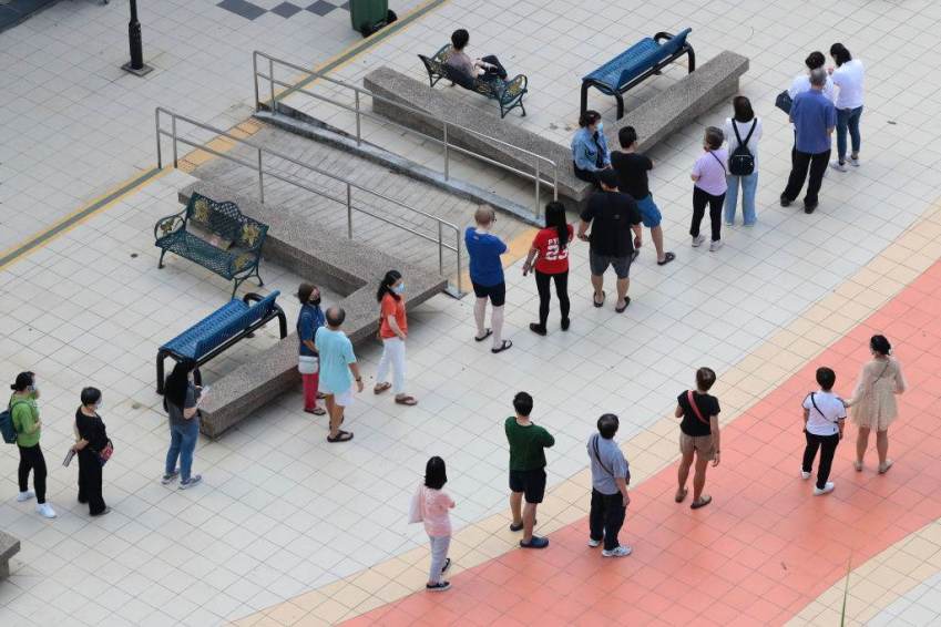 Fila para a vacinação em Singapura / NurPhoto via Getty Images