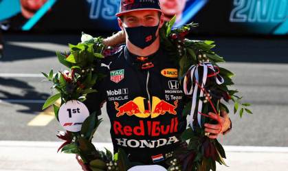 Max Verstappen, da Red Bull, comemora pole position para Grande Prêmio da Inglat