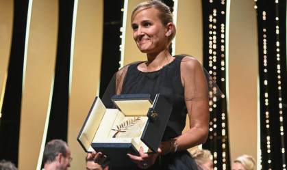 Diretora Julia Ducournau posa com a Palma de Ouro para o filme Titane