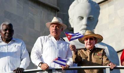 Raul Castro, chefe do Partido Comunista, ao lado do presidente de Cuba (arquivo)