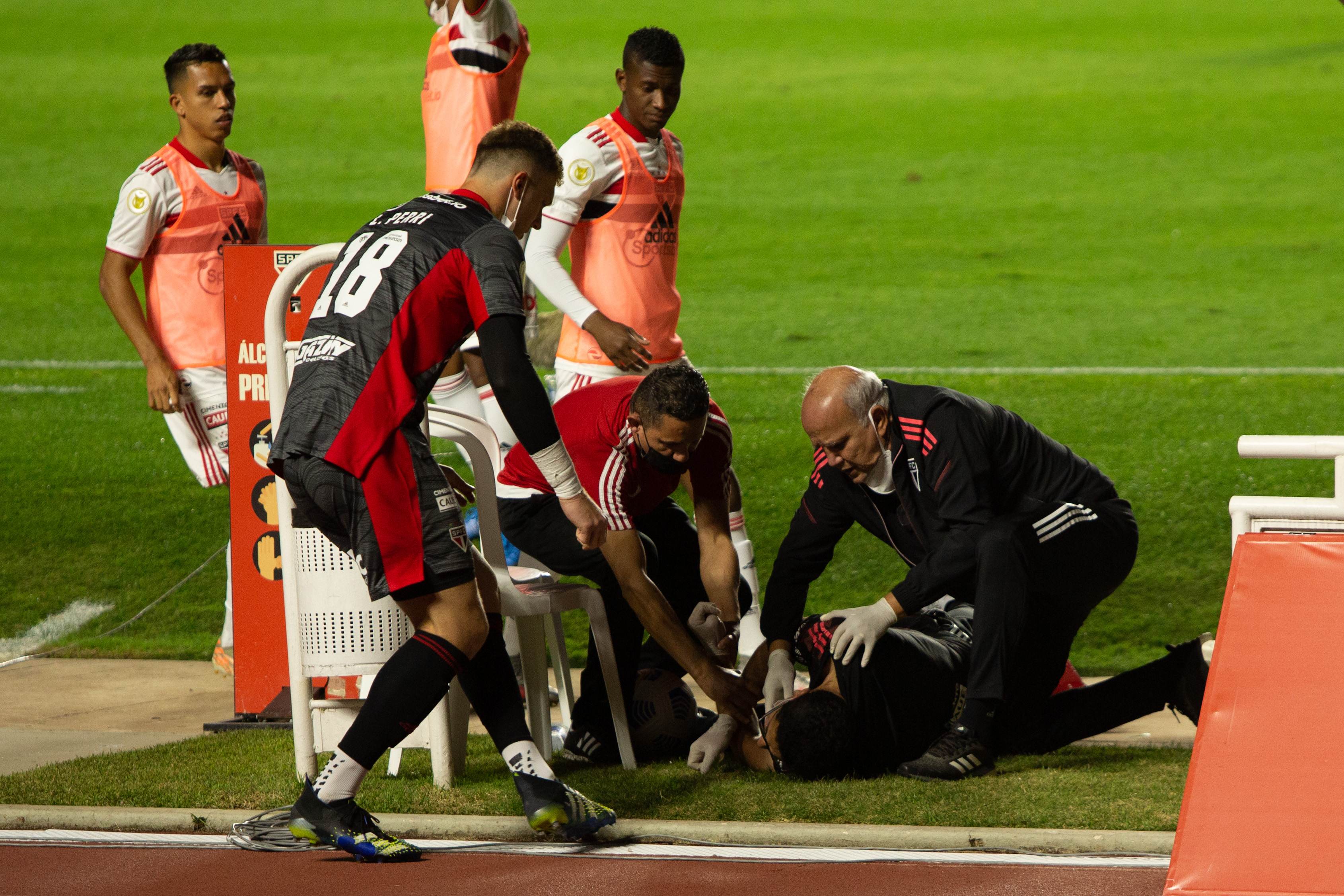 Marcelinho, massagista do São Paulo, passa mal durante partida Marcelinho, massagista do São Paulo, passa mal durante partida