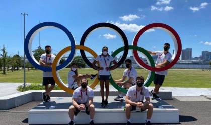 Atletas da ginástica artística tiram foto nos aros olímpicos em Tóquio