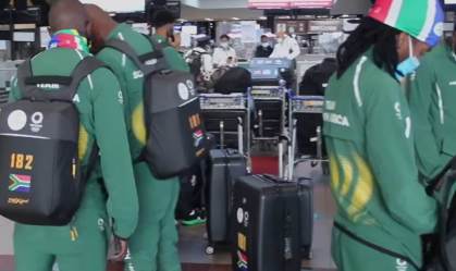Delegação de futebol sul-africana no embarque para Tóquio