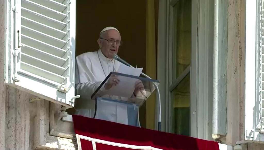 Papa Francisco reza o Ângelus no Vaticano pela 1ª vez após cirurgia 