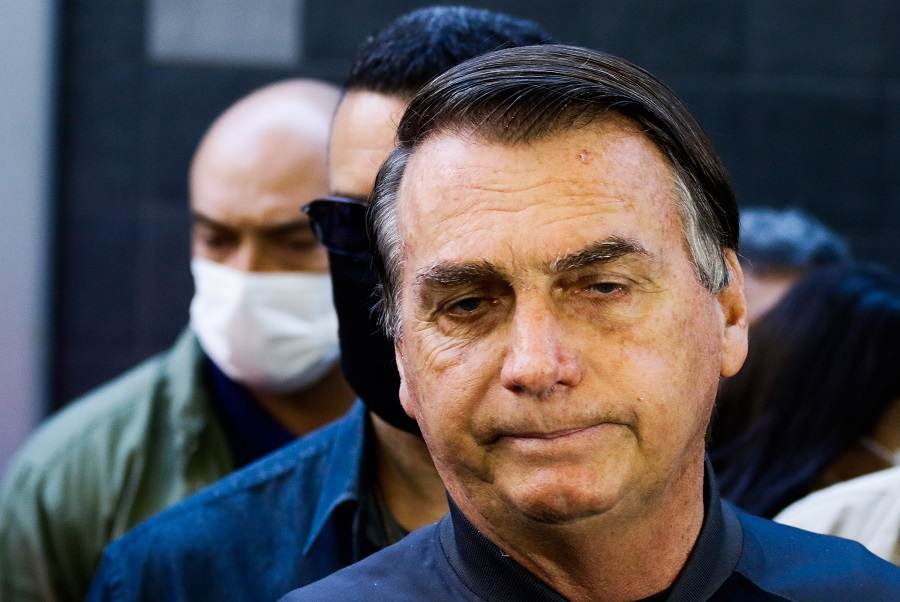 O presidente da República, Jair Bolsonaro (sem partido), deixa o hospital em SP