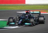 Hamilton é desclassificado e larga em último em treino; Verstappen é multado