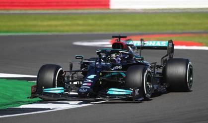 Hamilton é desclassificado e larga em último em treino; Verstappen é multado