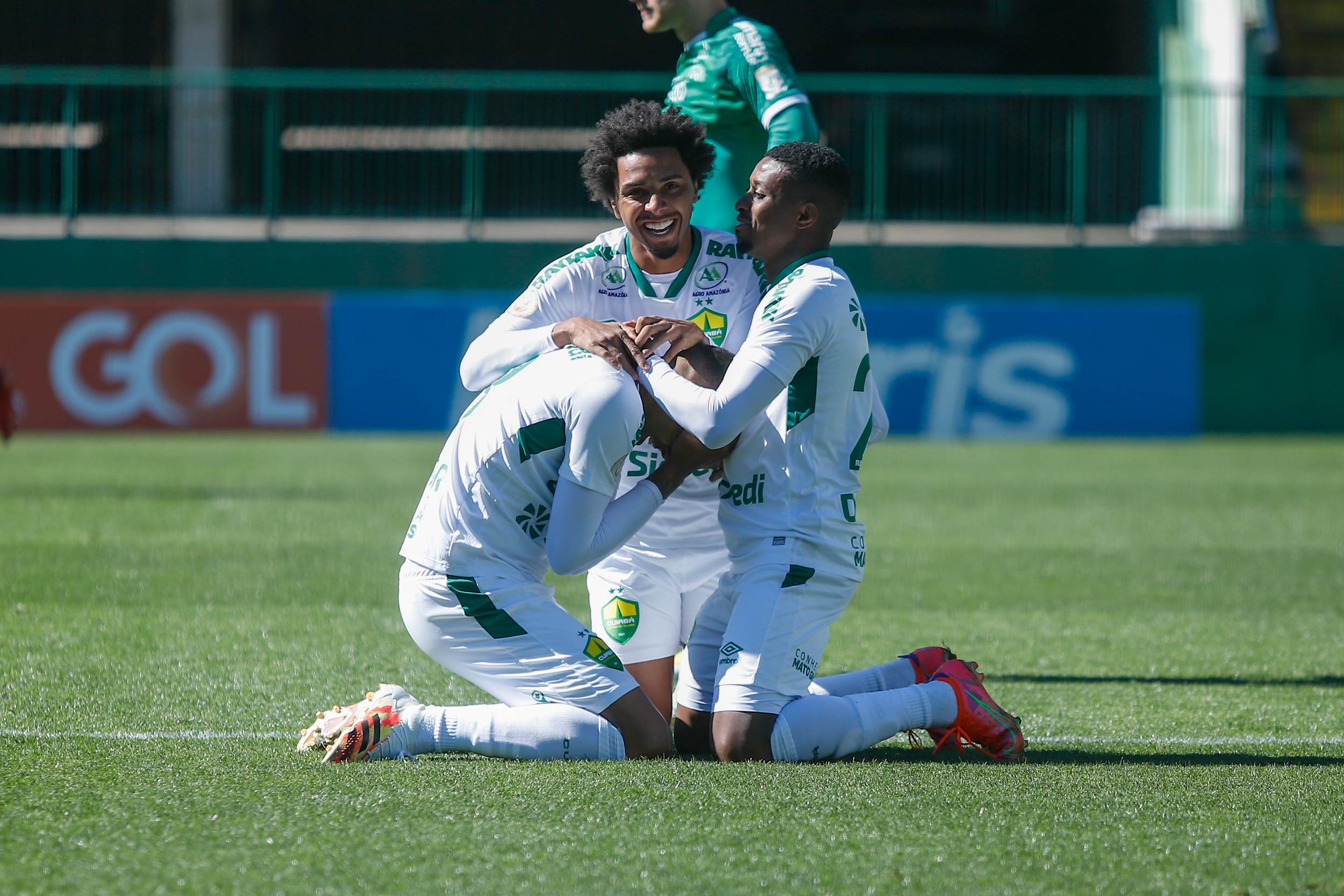 Elton, jogador do Cuiabá, comemora seu gol com o time Elton, jogador do Cuiabá, comemora seu gol com o time