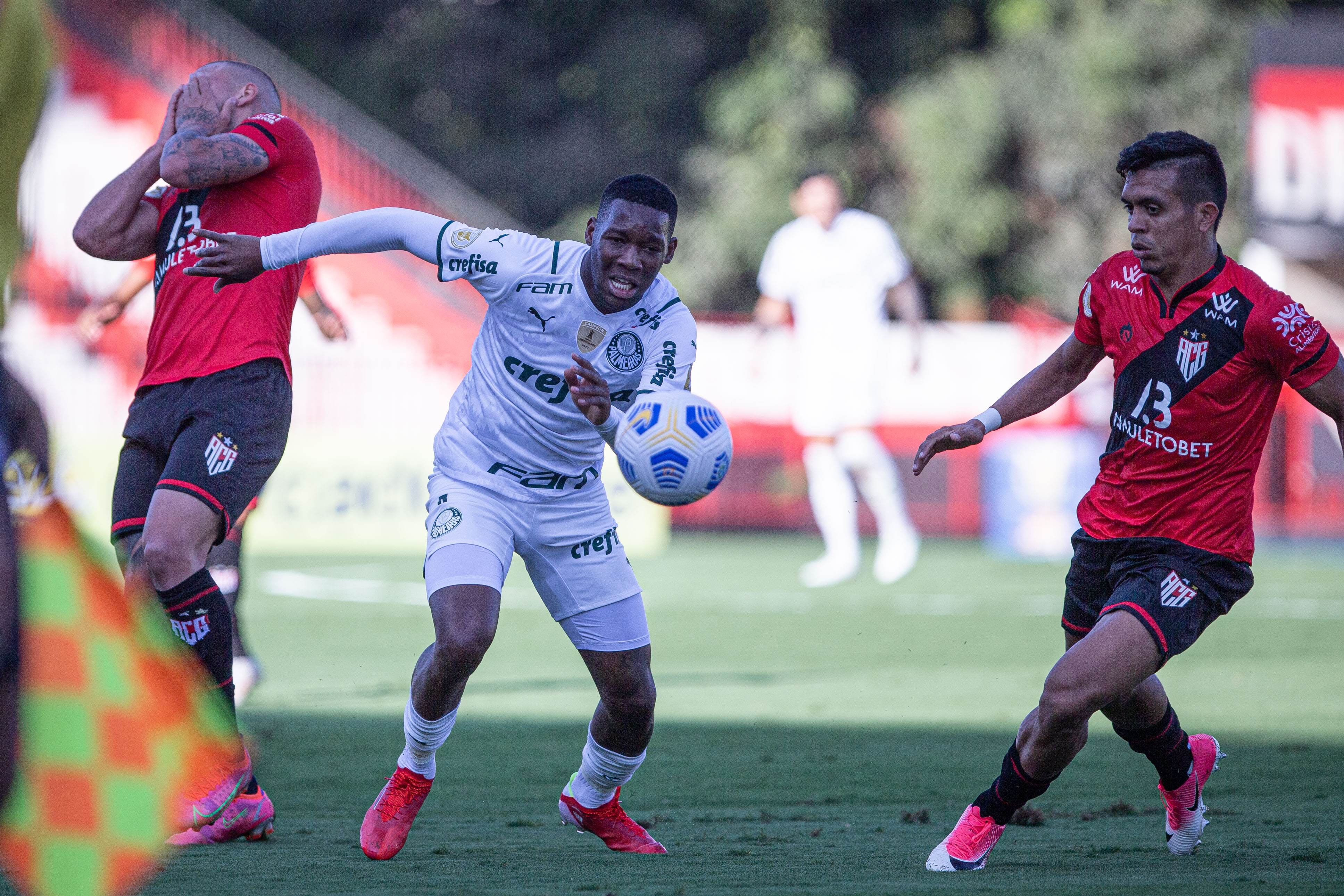 André Luis, jogador do Atlético-GO, disputa lance com P. De Paula, do Palmeiras, André Luis, jogador do Atlético-GO, disputa lance com P. De Paula, do Palmeiras,