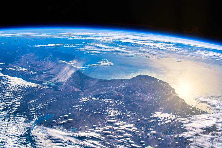 Ilustração de satélite e tecnologia de defesa espacial ao redor da Terra