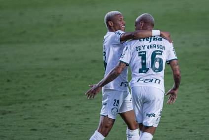 Deyverson, do Palmeiras comemora gol durante partida contra o Atlético-GO