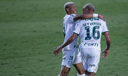 Deyverson, do Palmeiras comemora gol durante partida contra o Atlético-GO
