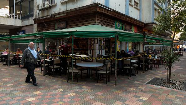 Clientes almoçam em um restaurante reaberto após a flexibilização das medidas de Clientes almoçam em um restaurante reaberto após a flexibilização das medidas de