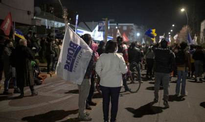 Chilenos carregam bandeira de apoio ao candidato  Gabriel Boric 