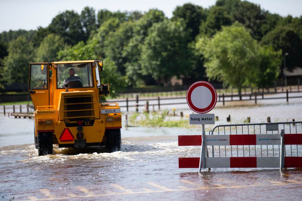 Caminhão passa pelas ruas de Roerdalen, na Holanda, após inundações na Europa Caminhão passa pelas ruas de Roerdalen, na Holanda, após inundações na Europa
