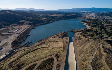 Barragem no Lago Castaic, na Califórnia