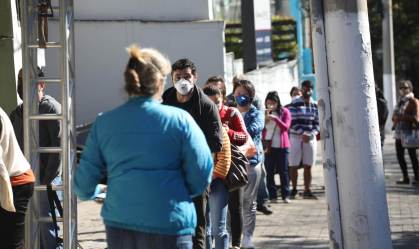 Fila de pessoas para vacinação contra a Covid-19