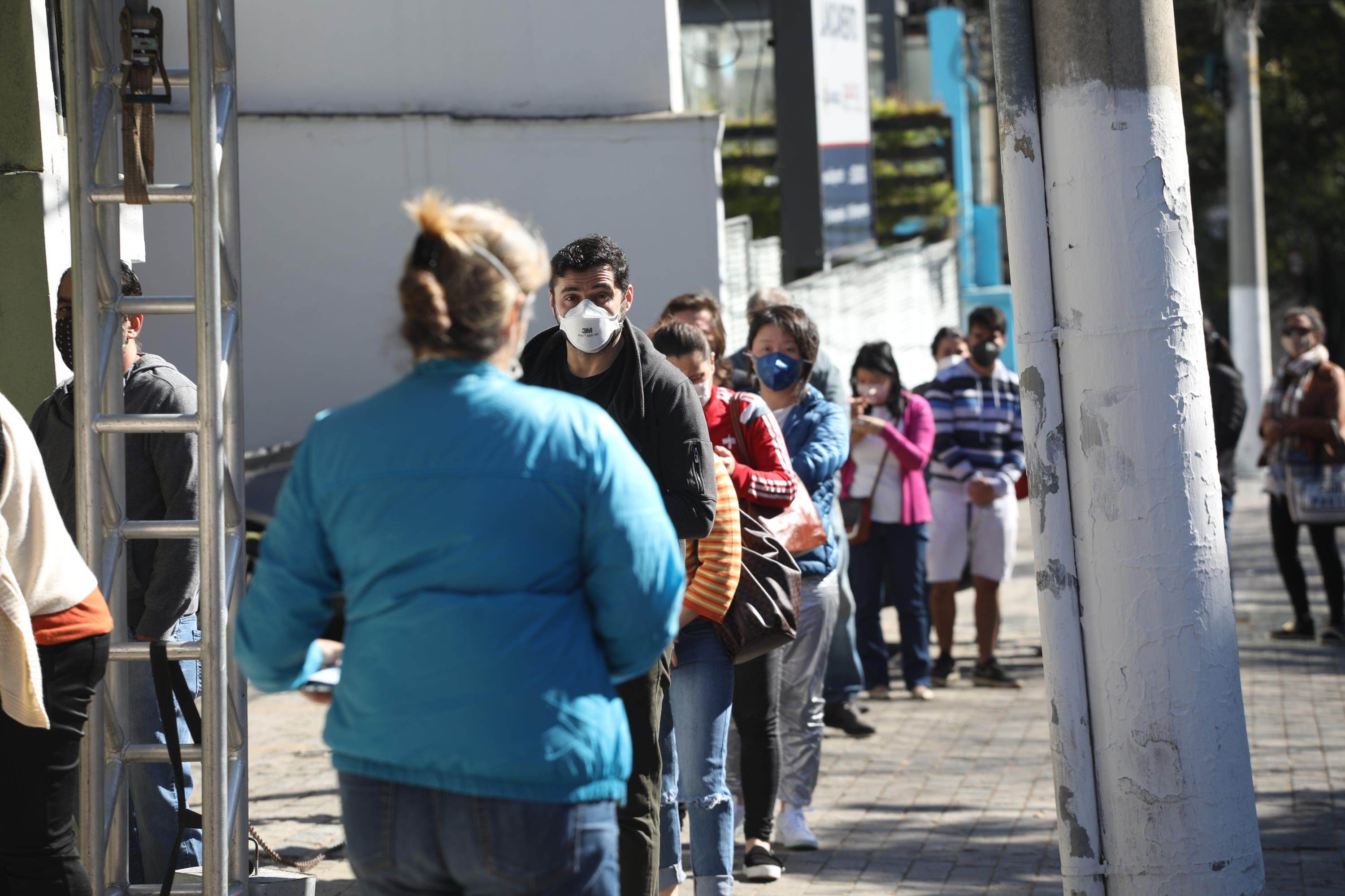 Fila de pessoas para vacinação contra a Covid-19 Fila de pessoas para vacinação contra a Covid-19