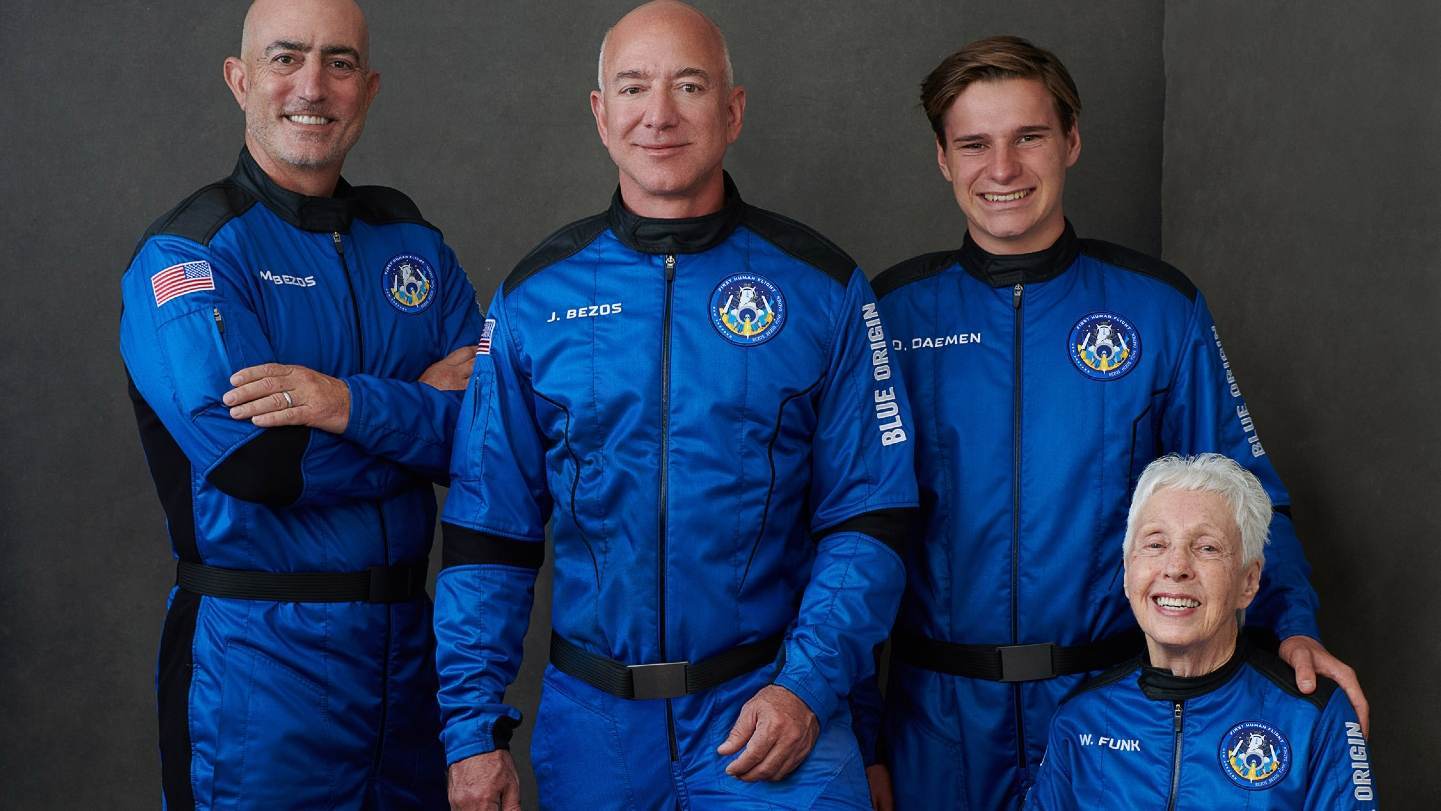 Bezos ao lado dos tripulantes que irão ao espaço na cápsula da Blue Origin