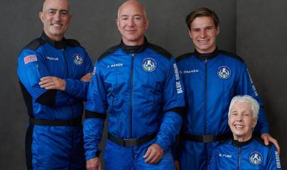 Bezos ao lado dos tripulantes que irão ao espaço na cápsula da Blue Origin