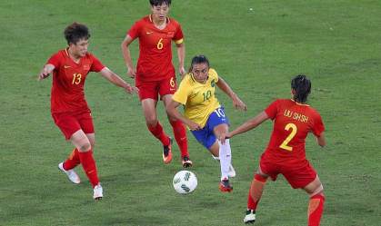 Marta dribla jogadoras da China em estreia na Olimpíada do Rio, em 2016