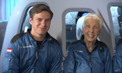 Oliver Daemen e Wally Funk, que viajarão com Blue Origin ao espaço