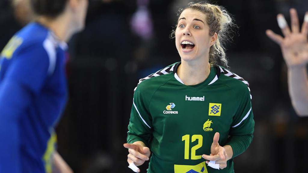 Babi defende a seleção brasileira de handebol em partida contra Montenegro
