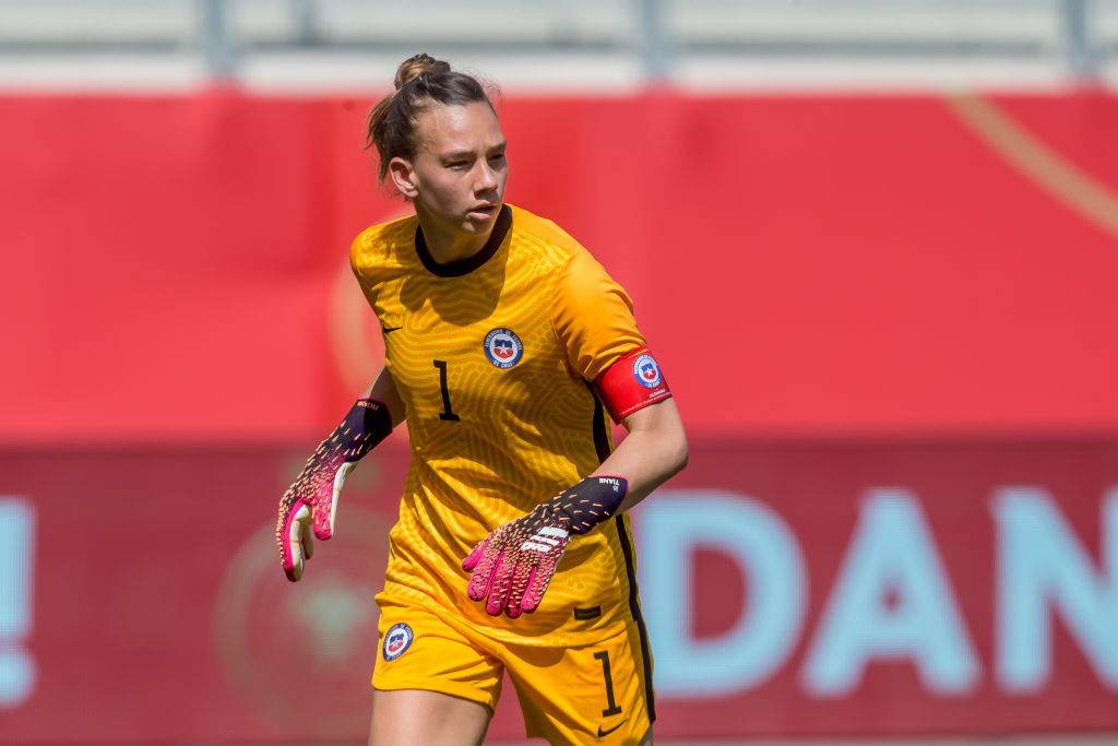 A goleira Christiane Endler exerce liderança esportiva na seleção de futebol do 