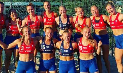 Time feminino de handebol de praia da Noruega é multado por não jogar de biquíni
