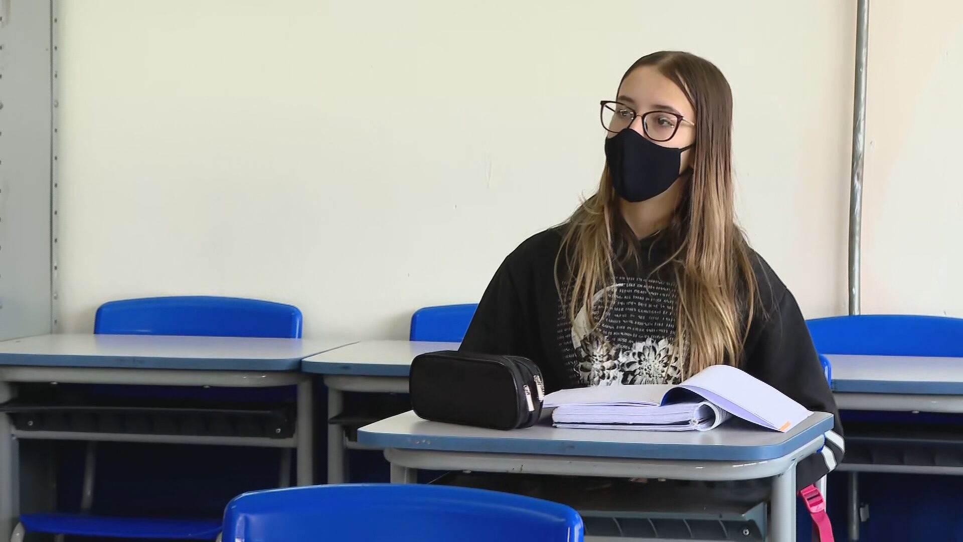 Alunos do segundo ano do ensino médio terão aulas extras em 2022